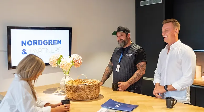 Vårt team från Nordgren & Partners VVS AB tar emot en kund på kontoret i Stockholm